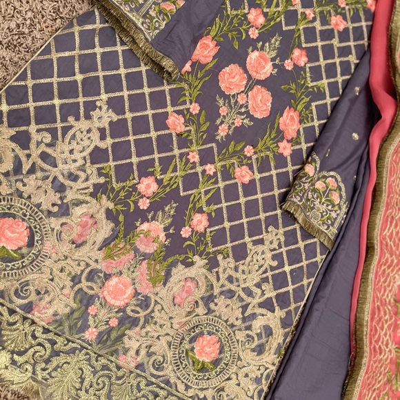 Designer lawn suit with chiffon duppata. - Picture 2 of 3